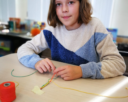 Klasoverschrijdend werken - Vriendschapsbandjes maken