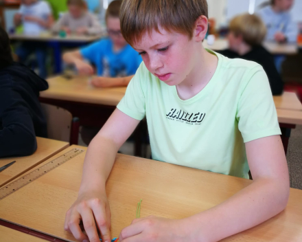 Klasoverschrijdend werken - Vriendschapsbandjes maken