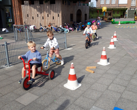 Thema: strapdag: Fietsen op de speelplaats