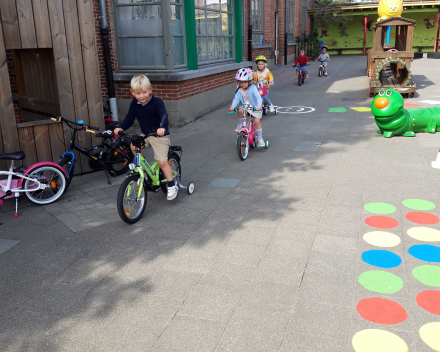 Thema: strapdag: Fietsen op de speelplaats