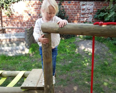 Spelen op het nieuwe apen parcours.