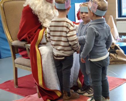 Sinterklaas is jarig en komt zijn verjaardag bij ons vieren.