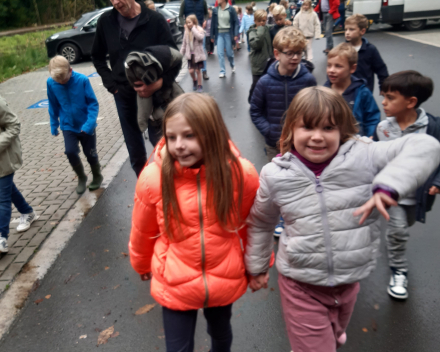 Het tweede leerjaar op uitstap naar het bos 