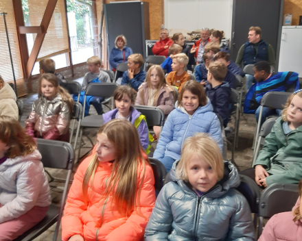 Het tweede leerjaar op uitstap naar het bos 