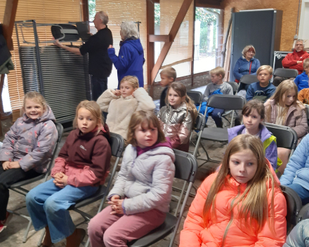Het tweede leerjaar op uitstap naar het bos 
