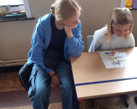 Zesdeklassers helpen in het tweede leerjaar 
