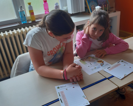Zesdeklassers helpen in het tweede leerjaar 