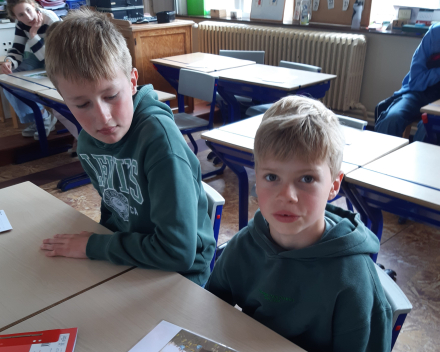 Zesdeklassers helpen in het tweede leerjaar 