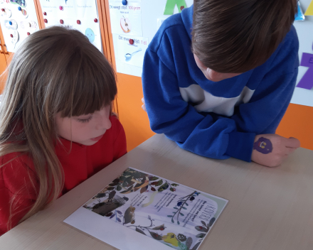 Zesdeklassers helpen in het tweede leerjaar 