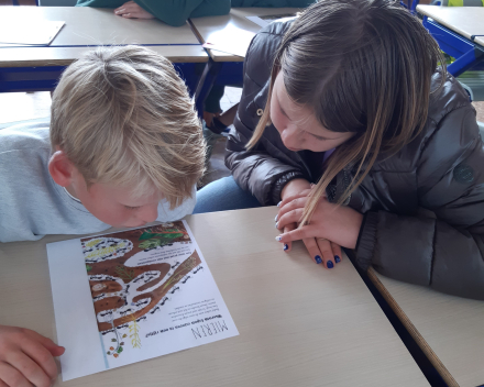 Zesdeklassers helpen in het tweede leerjaar 