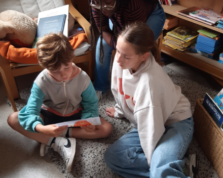 Zesdeklassers helpen in het tweede leerjaar 