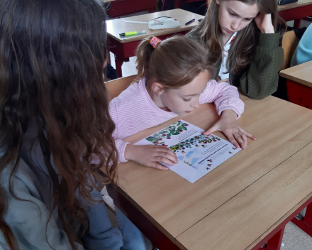 Zesdeklassers helpen in het tweede leerjaar 