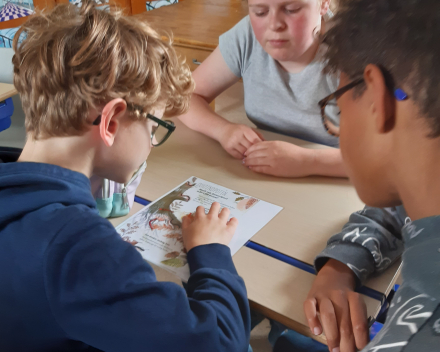 Zesdeklassers helpen in het tweede leerjaar 