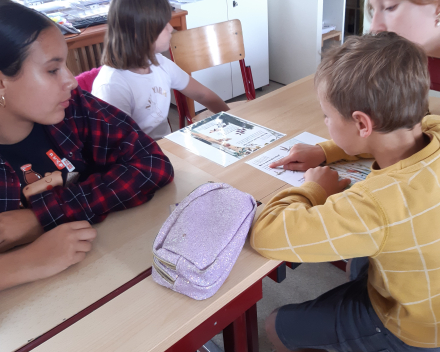 Zesdeklassers helpen in het tweede leerjaar 