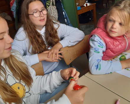Zesdeklassers helpen in het tweede leerjaar 