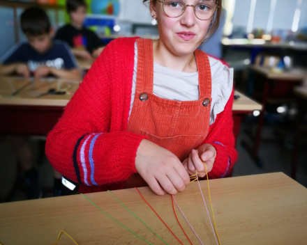 Klasoverschrijdend werken - Vriendschapsbandjes maken