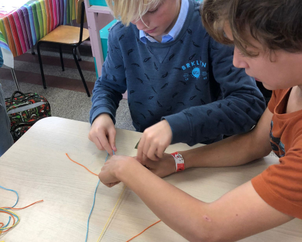 Klasoverschrijdend werken - Vriendschapsbandjes maken