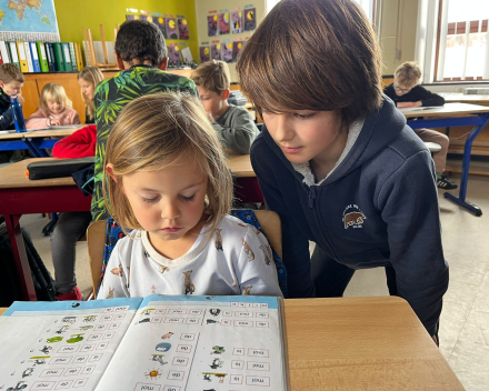 Wanneer klas 6 & 1 samen lezen…