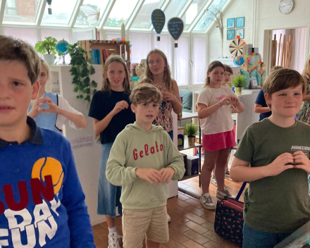 Klasoverschrijdend werken: dansen & zingen.