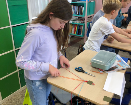 Klasoverschrijdend werken - Vriendschapsbandjes maken