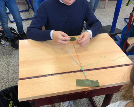 Klasoverschrijdend werken - Vriendschapsbandjes maken