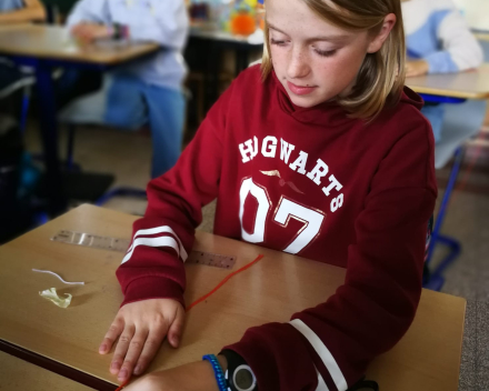 Klasoverschrijdend werken - Vriendschapsbandjes maken