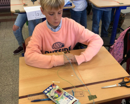 Klasoverschrijdend werken - Vriendschapsbandjes maken