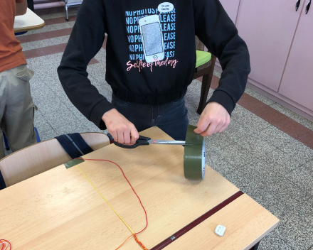 Klasoverschrijdend werken - Vriendschapsbandjes maken