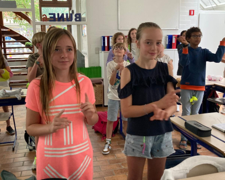 Klasoverschrijdend werken: dansen & zingen.