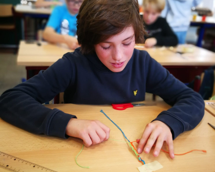 Klasoverschrijdend werken - Vriendschapsbandjes maken