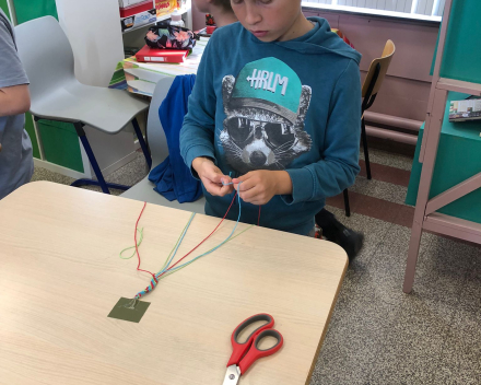 Klasoverschrijdend werken - Vriendschapsbandjes maken