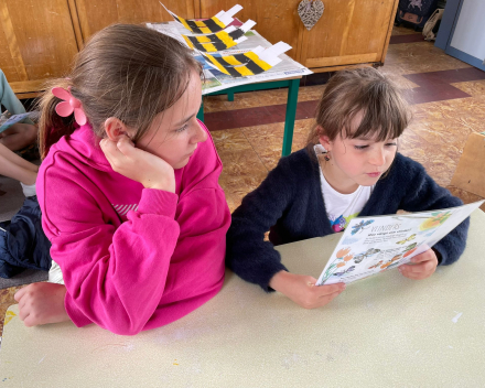Zesdeklassers helpen in het tweede leerjaar 
