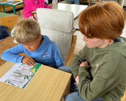 Zesdeklassers helpen in het tweede leerjaar 
