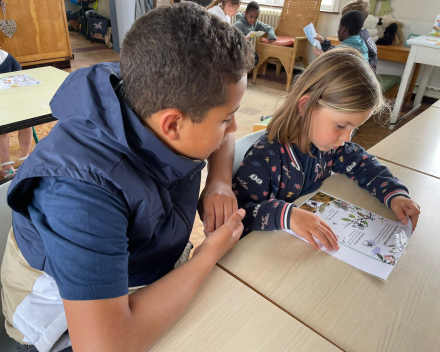 Zesdeklassers helpen in het tweede leerjaar 
