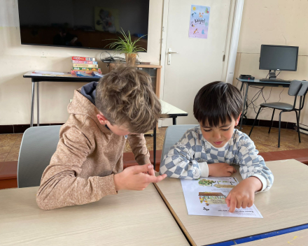 Zesdeklassers helpen in het tweede leerjaar 
