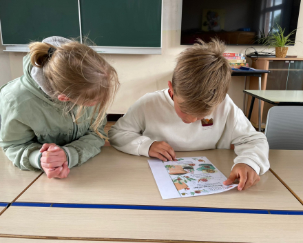 Zesdeklassers helpen in het tweede leerjaar 