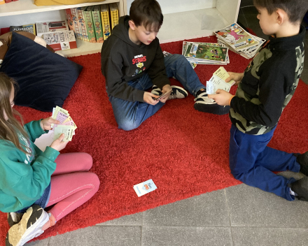 We spelen kwartet om de verschillende vormen van het werkwoord te oefenen.