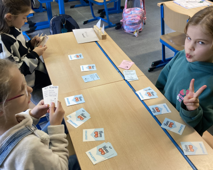 We spelen kwartet om de verschillende vormen van het werkwoord te oefenen.