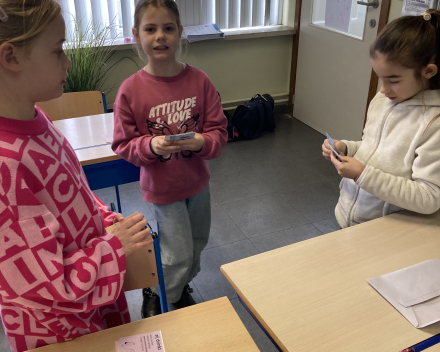 We spelen kwartet om de verschillende vormen van het werkwoord te oefenen.