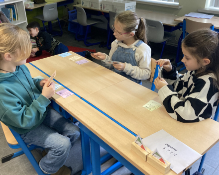 We spelen kwartet om de verschillende vormen van het werkwoord te oefenen.