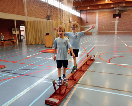 De Sint en piet in de sportzaal