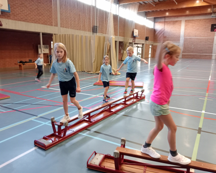 De Sint en piet in de sportzaal