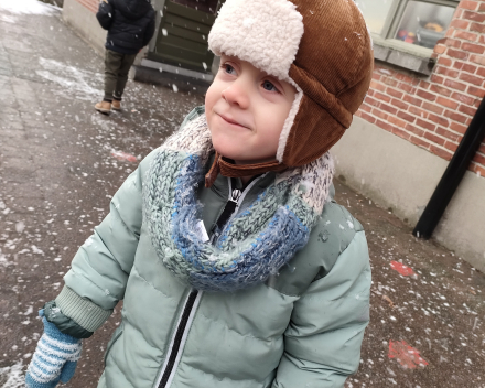 Sneeuwpret op de speelplaats