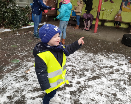 Sneeuwpret op de speelplaats