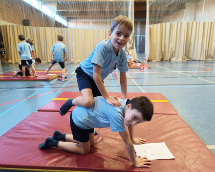 Piramides en stoeispelen in de sportles