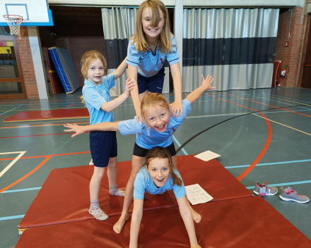 Piramides en stoeispelen in de sportles