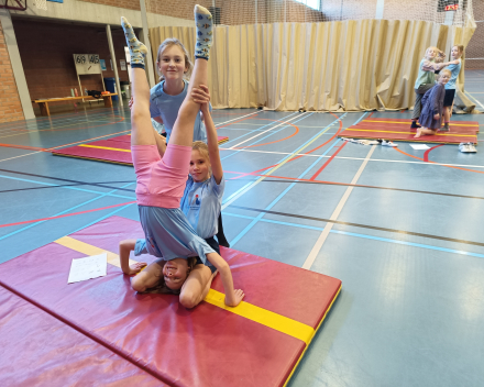 Piramides en stoeispelen in de sportles