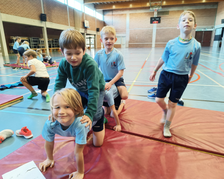 Piramides en stoeispelen in de sportles