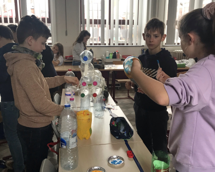 Project LTI: klasjungle maken met plastieken flessen. 