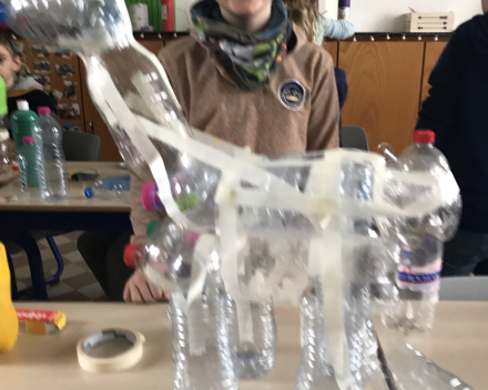 Project LTI: klasjungle maken met plastieken flessen. 